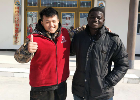 与外国友人合照